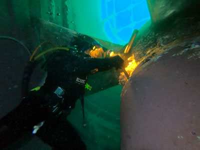 Mergulhador inspecionando corrente de âncora